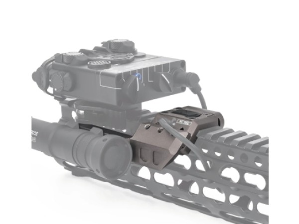 WADSN Fusion Style ModButton With Left or Right Wing Mount for Surefire Torches (Black / Dark Earth)